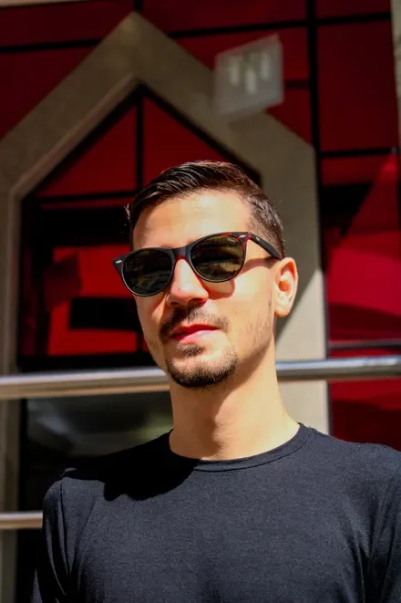Rodrigo Rechmann, criador do Rotina Antifalha, ao ar livre sob luz do dia.
